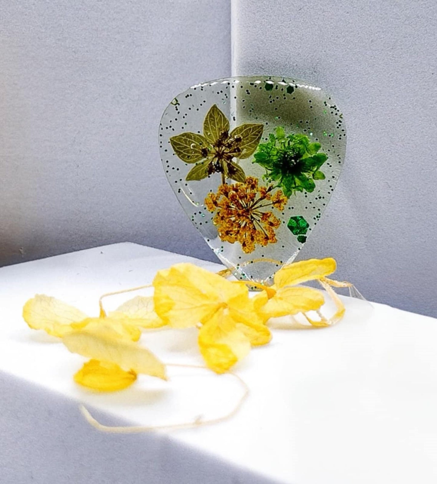 Acrylic epoxy resin floral guitar pick