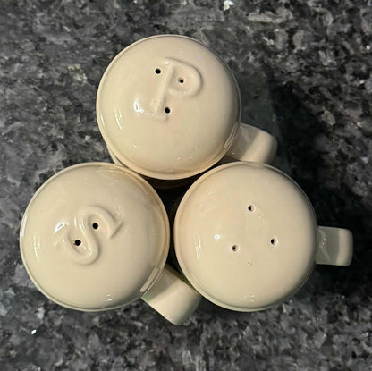 Country-themed shakers with matching plate