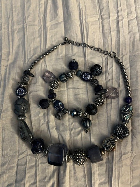 Necklace and bracelet set