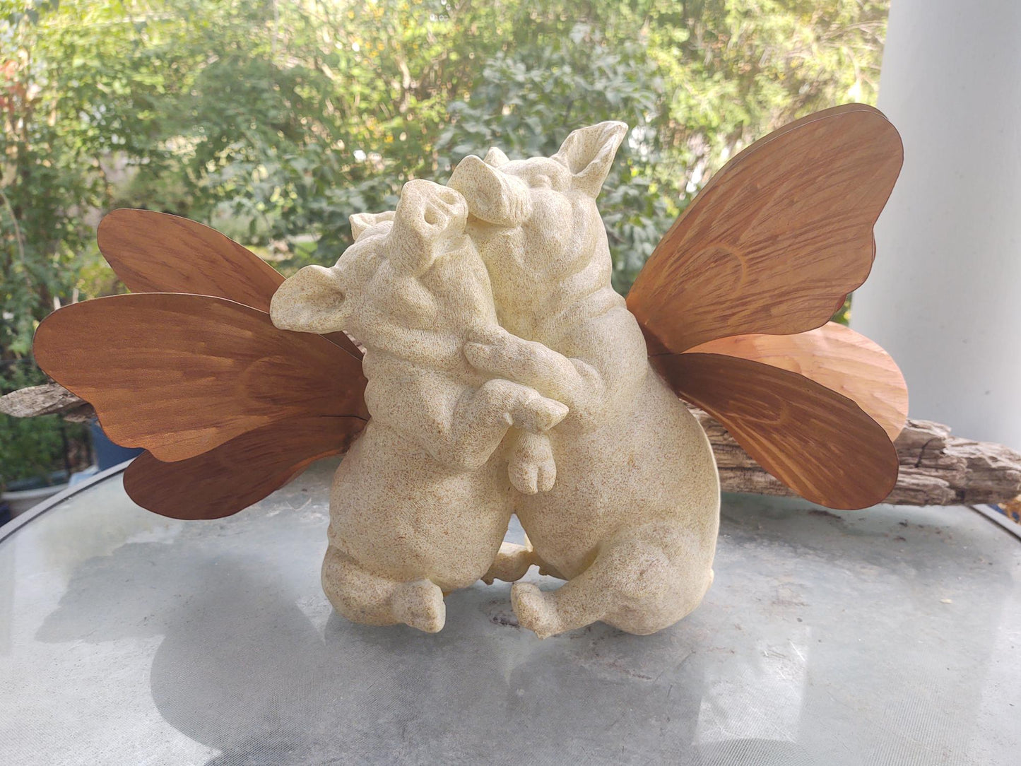 Snout-noodling angel pigs figurine